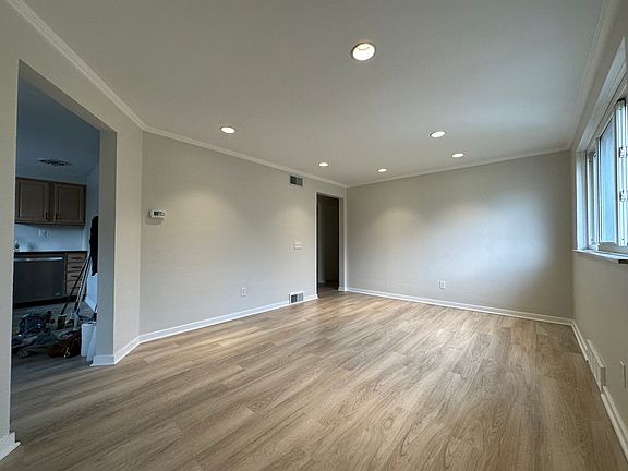 5th image of 152 Elmwood Dr
