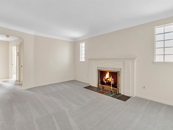 5th image of 20912 Kenmore Ave