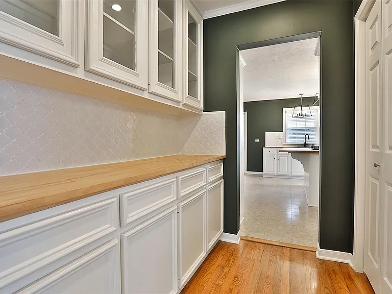 423 W 32nd St — Photo 11