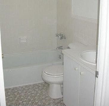 4th image of 30 Colonial Ct