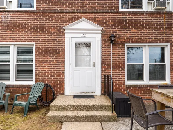 135 Hilltop Acres #135, Yonkers, NY 10704