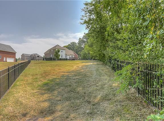 2nd image of 106 Havenwood Ct