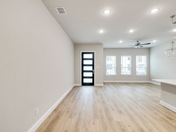 4th image of 319 Colusa Dr
