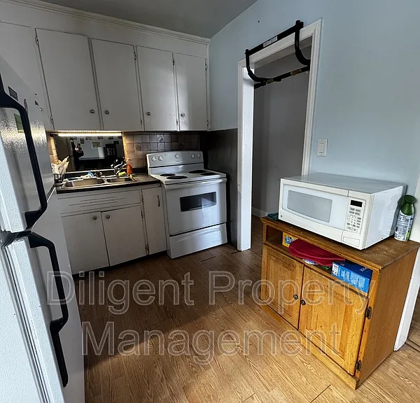 180 Dumble Ave — Photo 7
