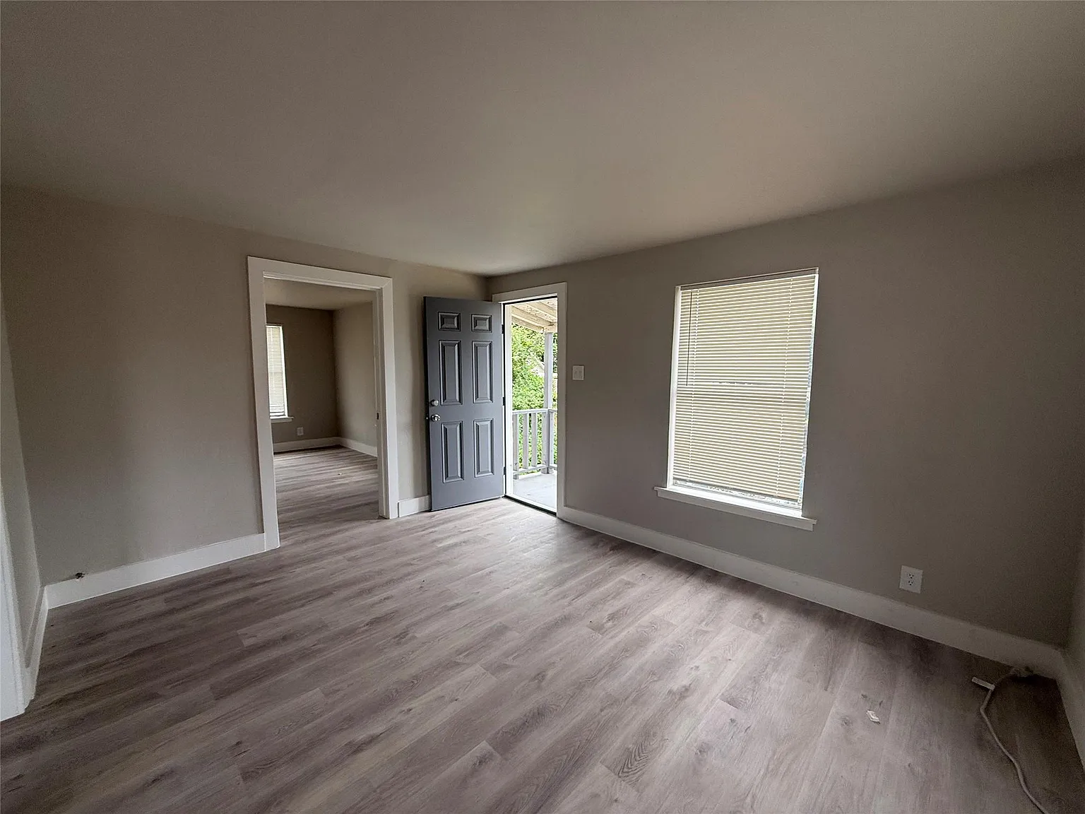 1 bed, 1.0 bath, 2016 sqft, $1,200 — Photo 4