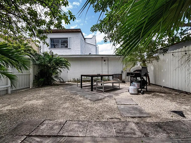 1428 SW 11th Ter — Photo 12