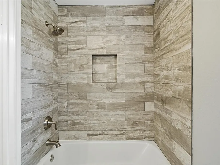 2119 Williamsburg Ct S — Photo 17