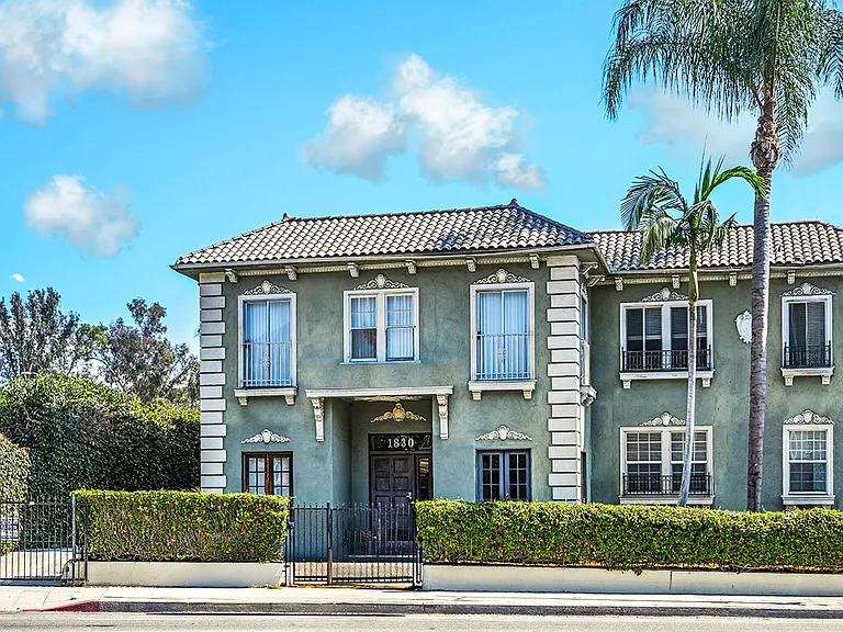 Cahuenga Apartments — Photo 9