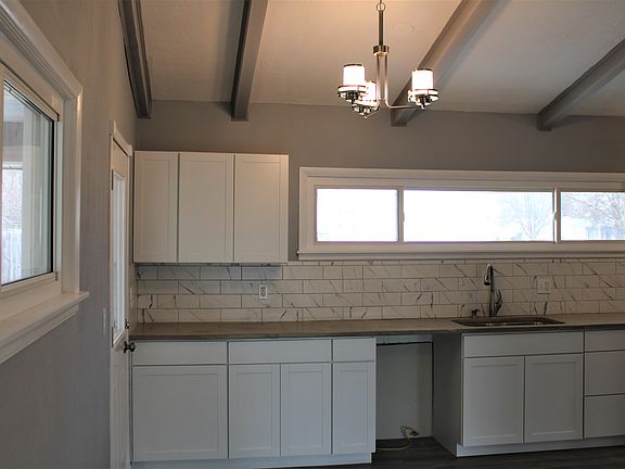 5th image of 500 Victoria Dr