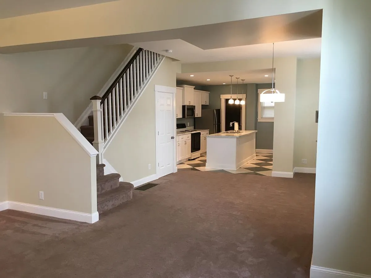 2358 Gladstone Avenue — Photo 2