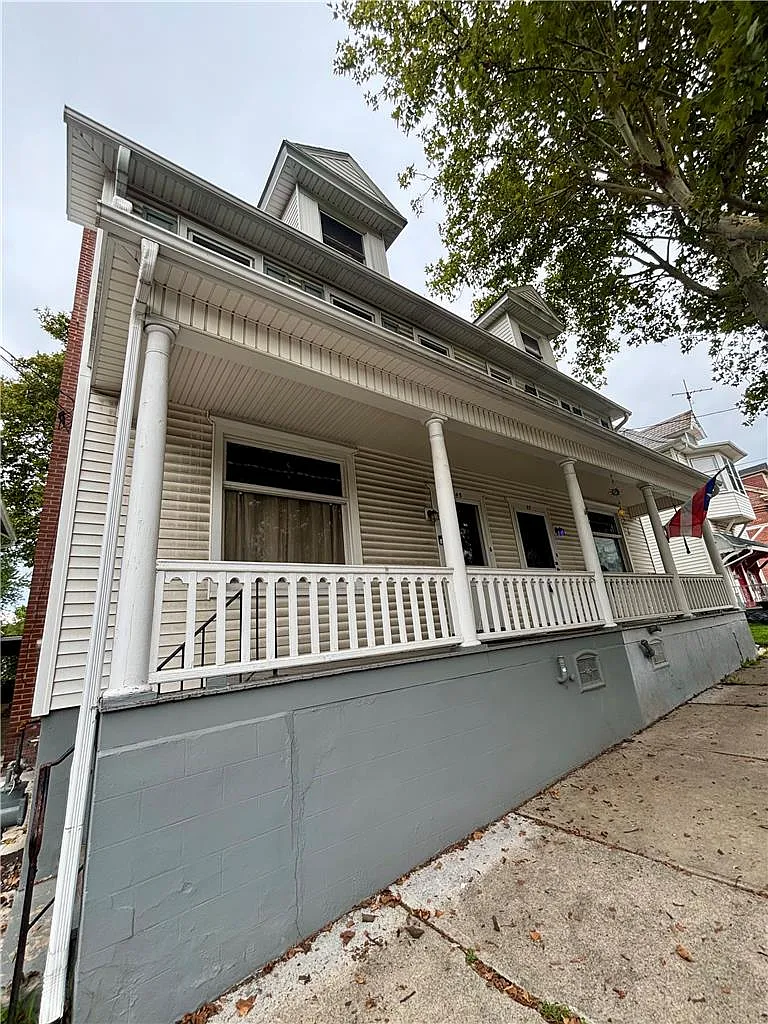 3 bed, 1.0 bath, 1732 sqft, $1,975 — Photo 2