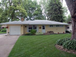 1833 Draper Dr, Roseville, MN 55113
