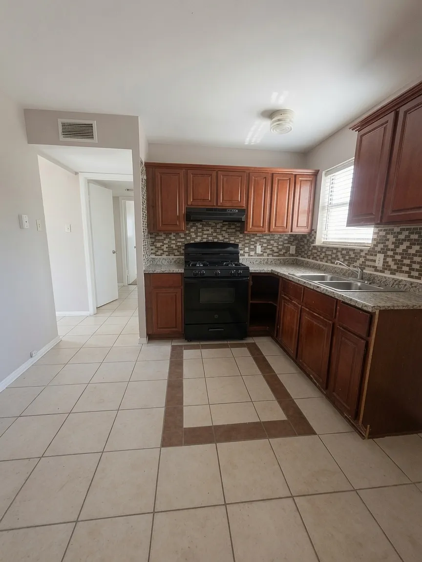 4 bed, 1400 sqft, $2,100 — Photo 3