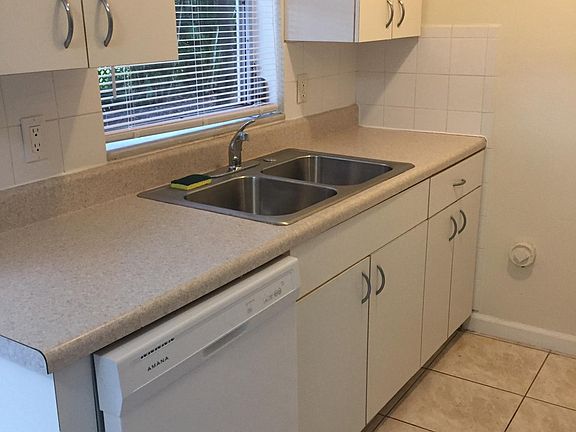 3rd image of 100 SW 10th St APT 103