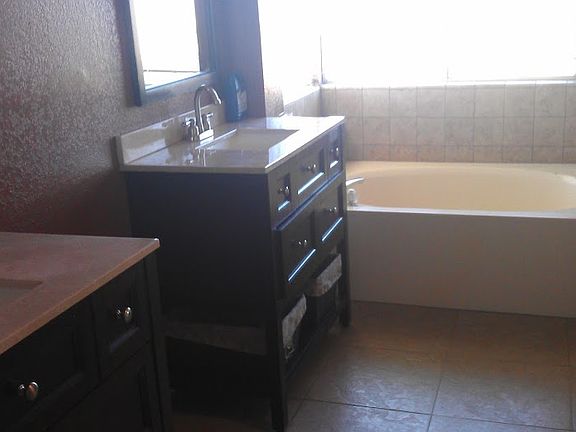 3rd image of 1046 Oxford Ln