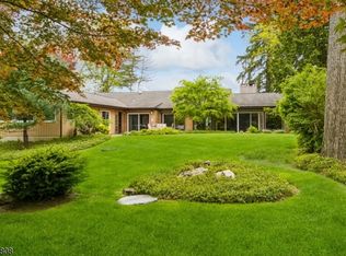 16 Harvey Dr, Bernardsville, NJ 07924