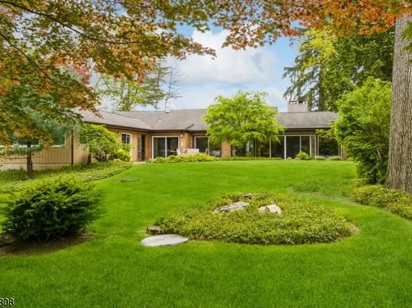 16 Harvey Dr, Bernardsville Boro, NJ 07924