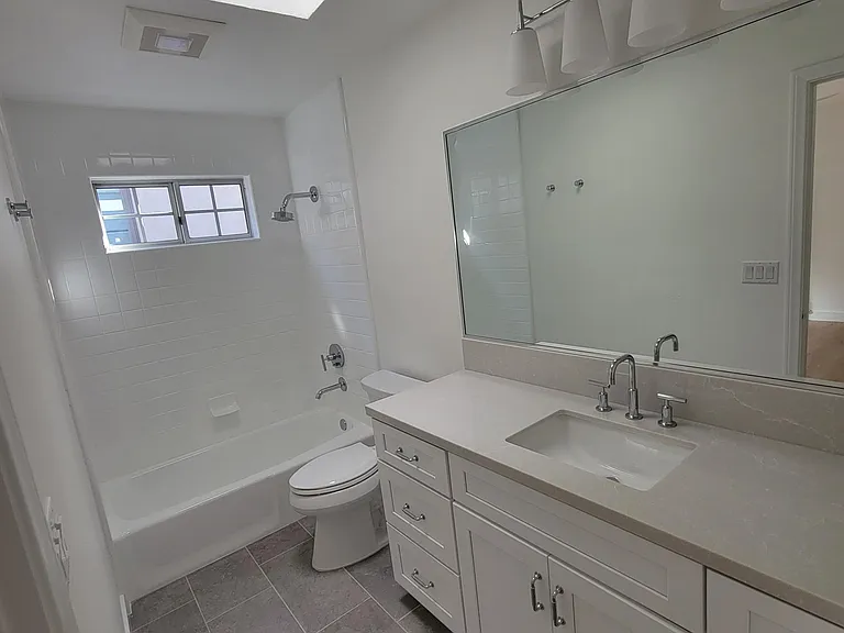 Full bath 2 en-suite.