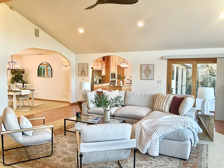 3575 Valley View Dr — Photo 2
