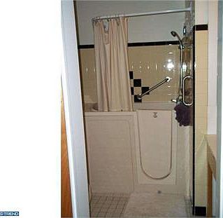 4th image of 3700 Arlington Ave