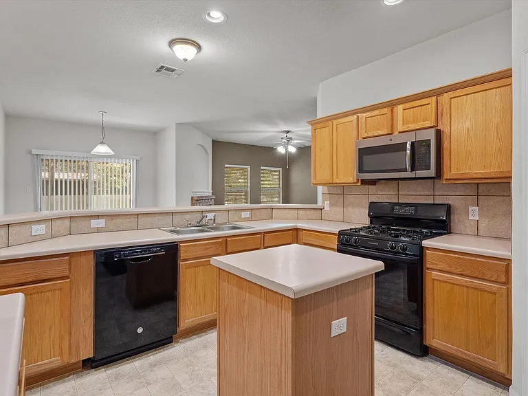 1916 Wheaton Trl — Photo 16