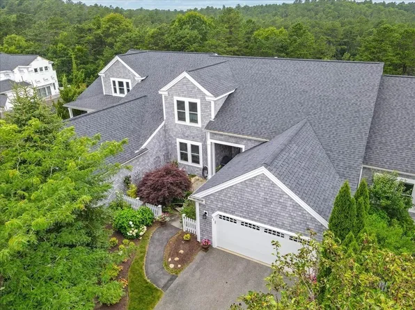 21 Endicott Gln, Plymouth, MA 02360