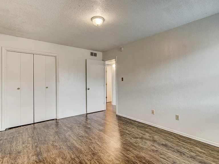 1403 Glen Oaks Ct — Photo 11
