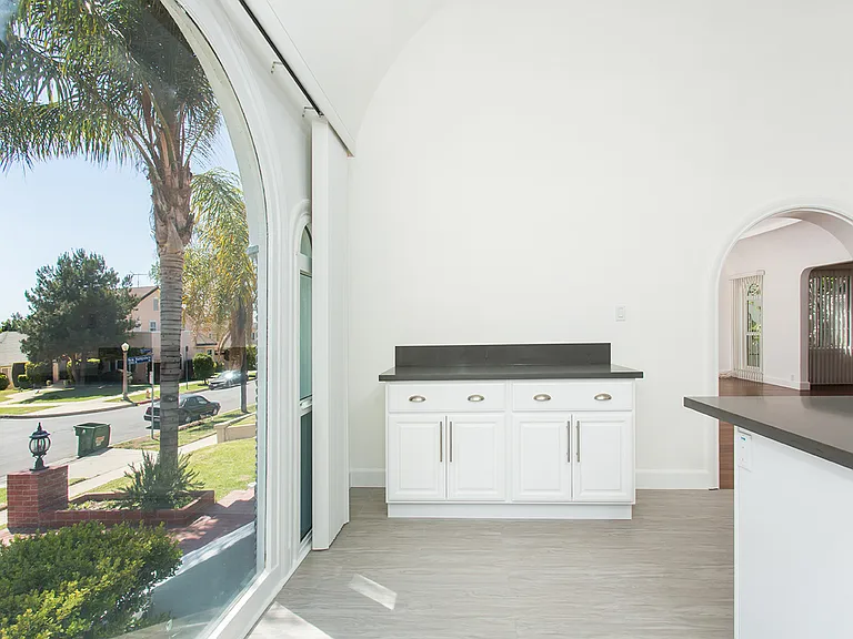 4733 Ambrose Ave — Photo 3