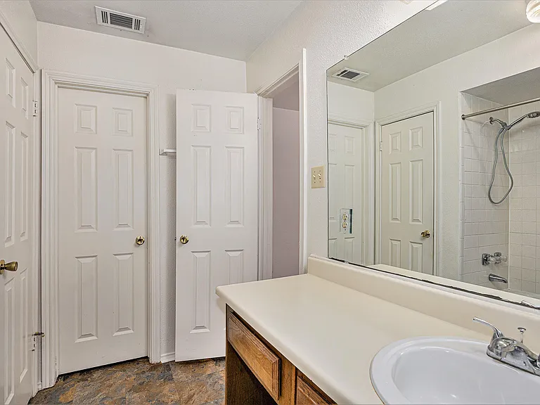 510 Clarence St #510 — Photo 9