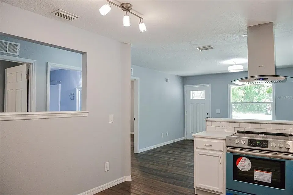 3 bed, 1092 sqft, $1,800 — Photo 2