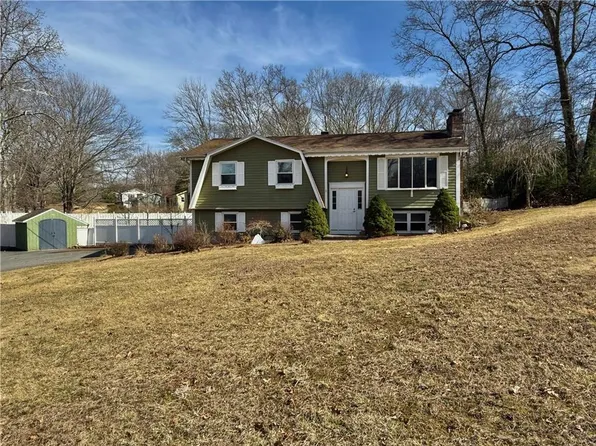 29 Harkness Rd, North Smithfield, RI 02896