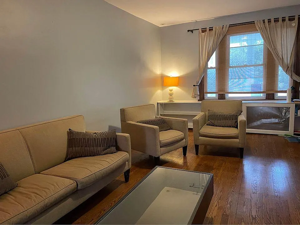 1422 Parkwood Pl NW — Photo 3