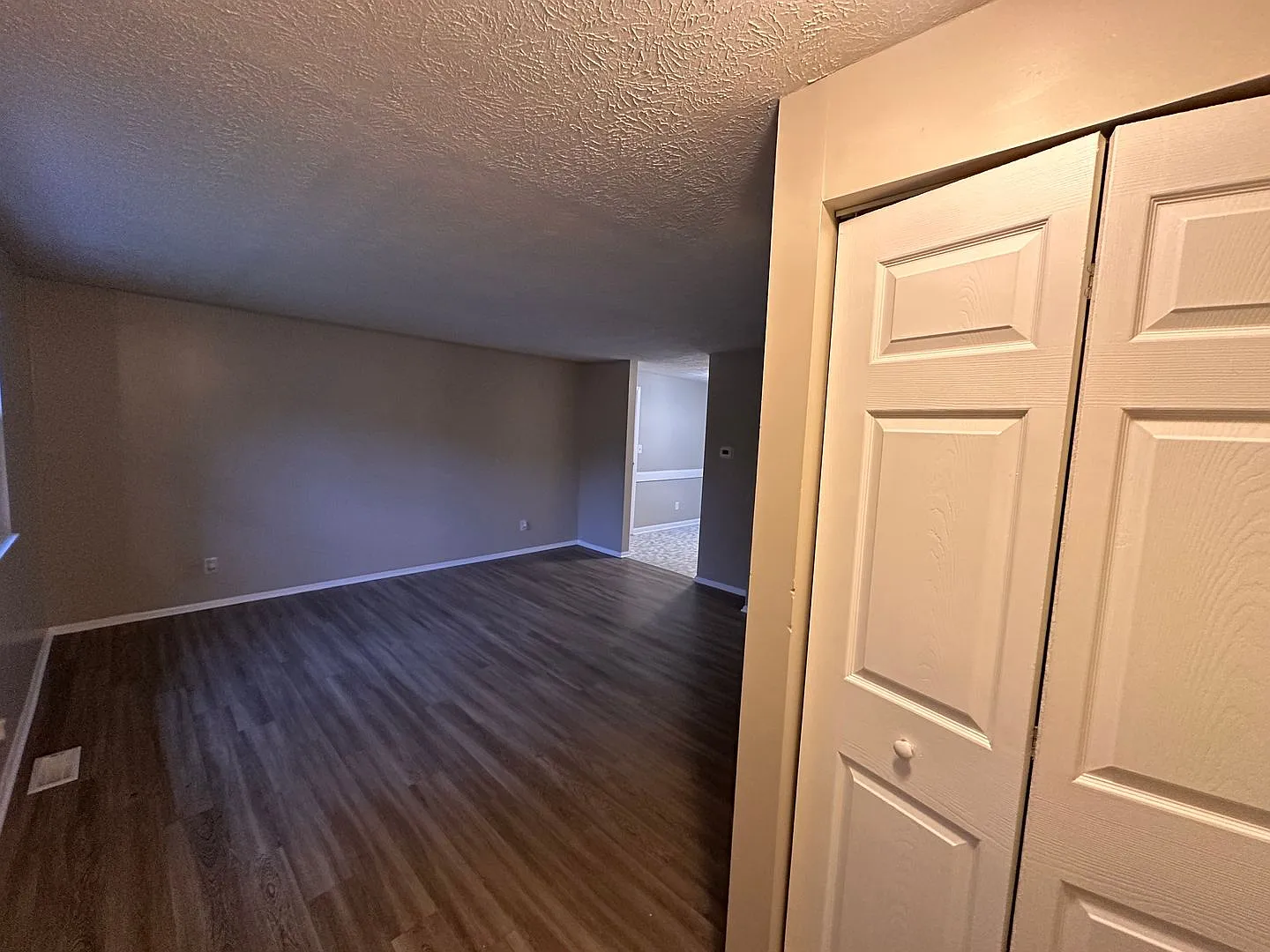 Tri-level, 4 bed 2 full bath located in Warren Township. — Photo 4