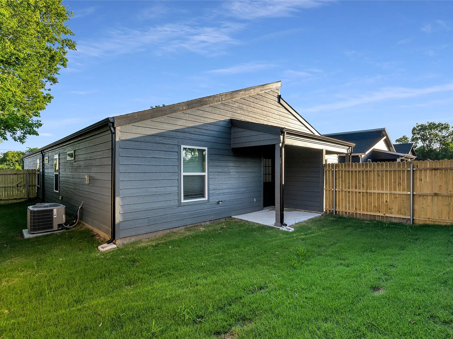 3 bed, 2.0 bath, 1254 sqft, $1,595 — Photo 2