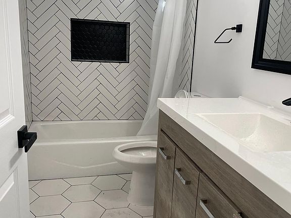 4th image of 1385 N Marengo Ave #101