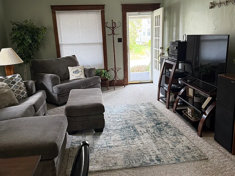 430 N Forest Pl — Photo 3
