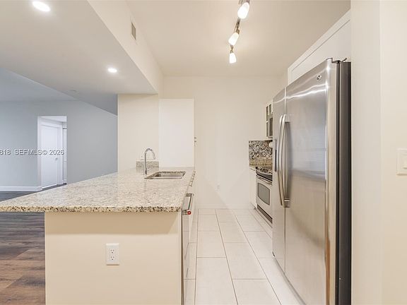 5th image of 950 Brickell Bay Dr APT 1905