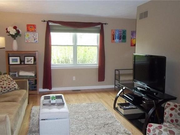 3rd image of 351 New London Ave Unit 201