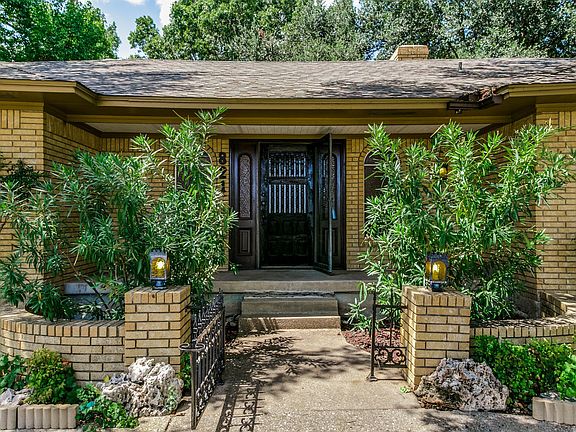 3rd image of 821 Wakefield Dr