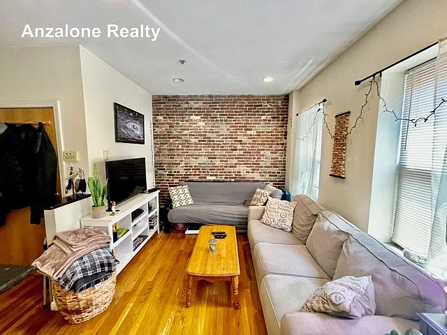 17 Thacher St #4 — Photo 18