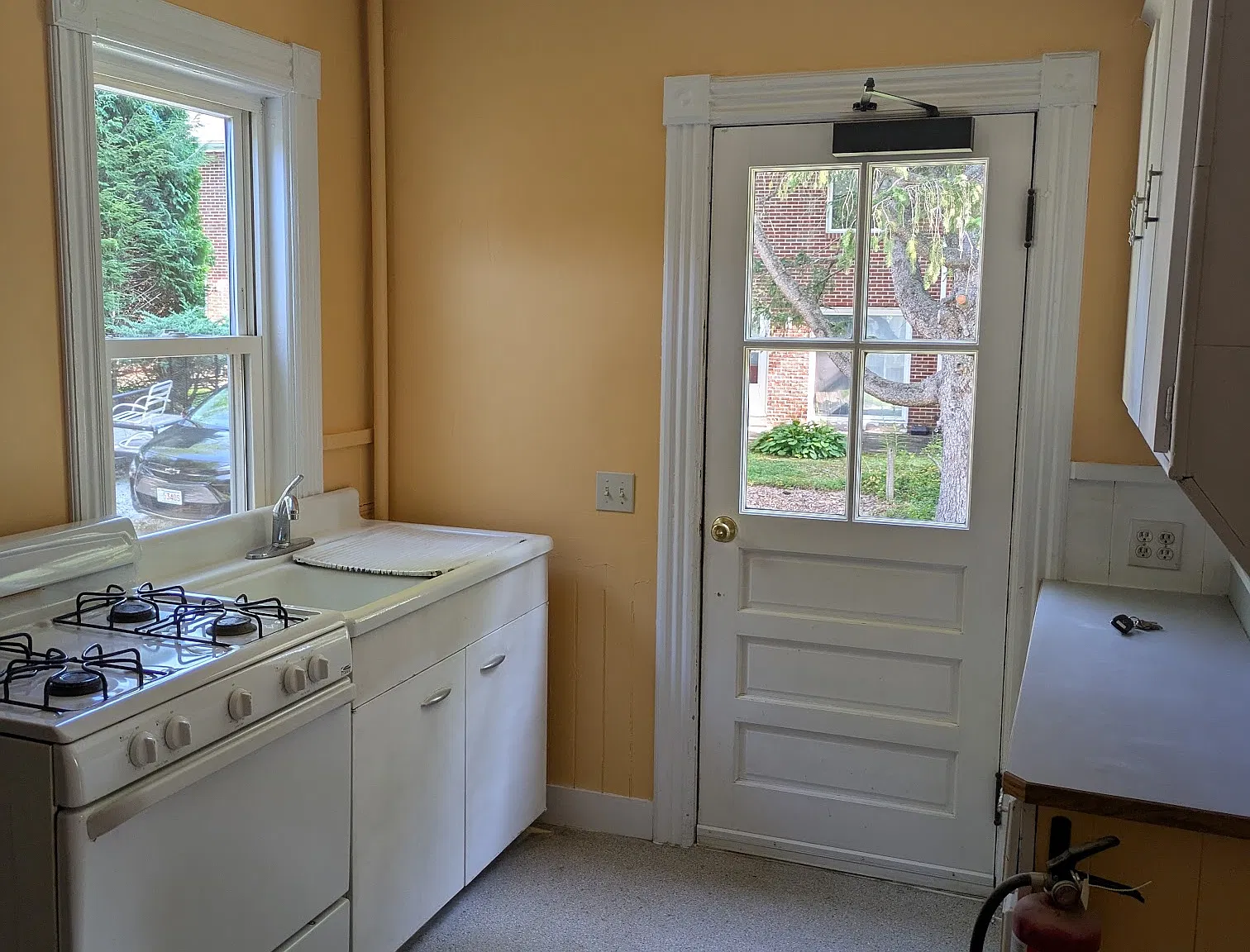 4 bed, 1375 sqft, $4,050 — Photo 2