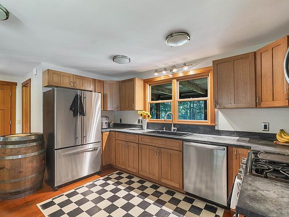 3rd image of 558 Province Road