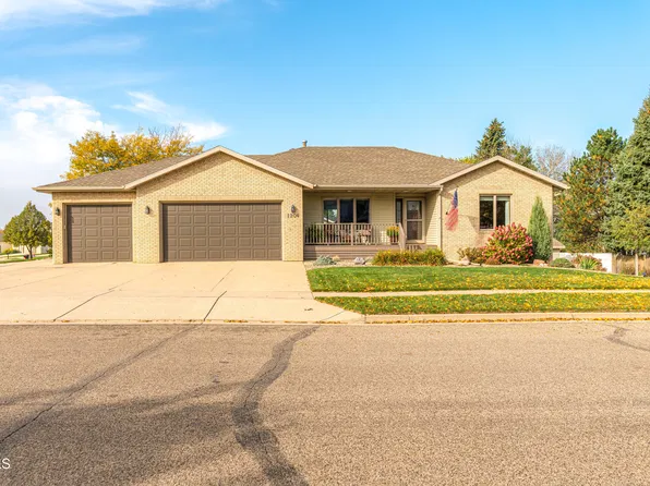 1204 Territory Dr, Bismarck, ND 58503