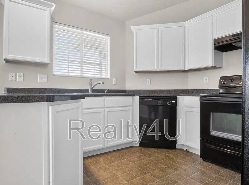 3 bed, 2.0 bath, 1200 sqft, $1,700 — Photo 4