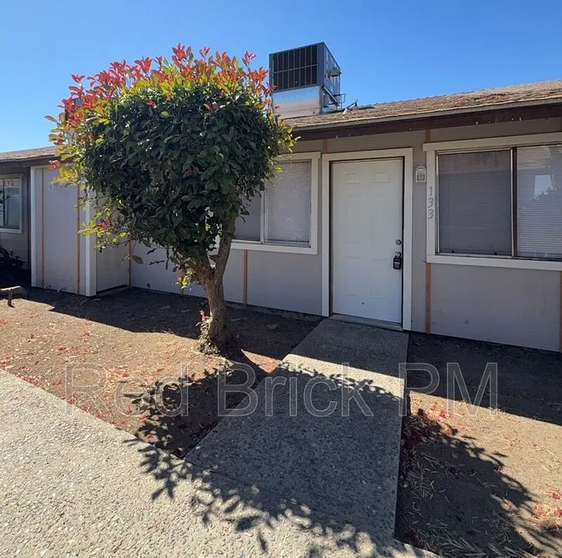 2 bed, 1.0 bath, 820 sqft, $975 — Photo 1