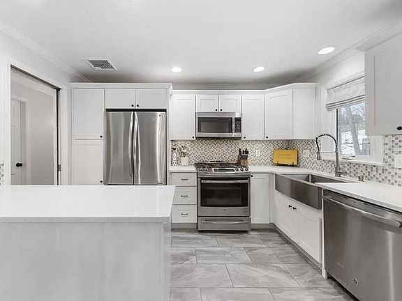 2nd image of 8 McKendry Ct