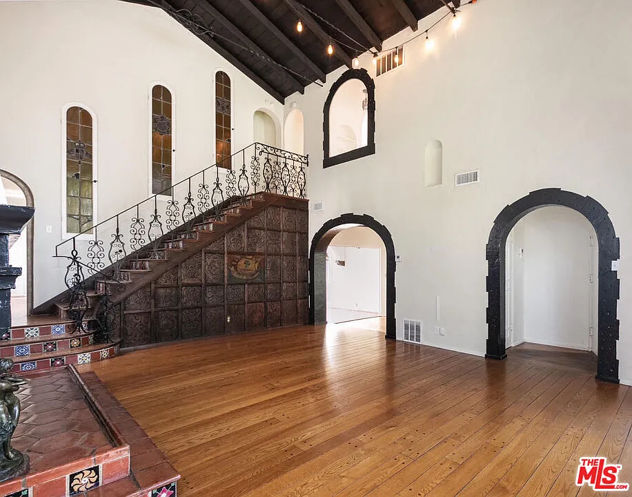 6 bed, 4.0 bath, 3348 sqft, $9,995 — Photo 2