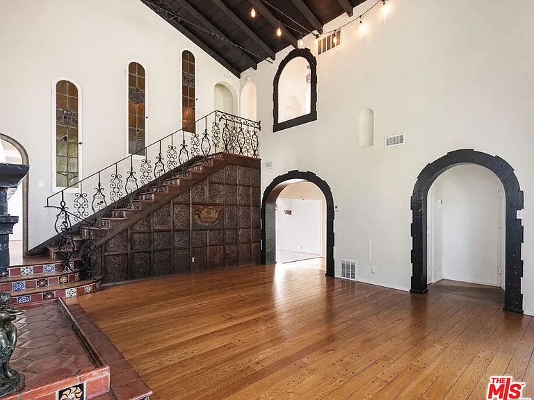 2030 Vine St — Photo 2