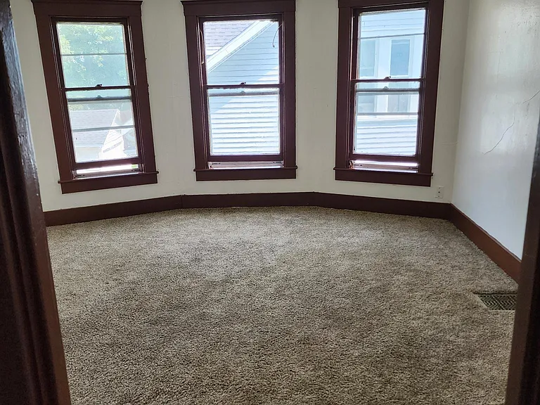 726 W Pleasant St — Photo 4