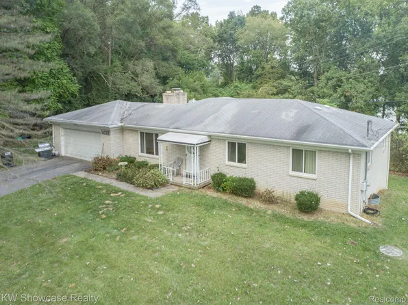 6071 Academy Dr, Brighton, MI 48116